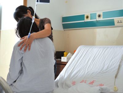 由于前天進行了面部修復手術，俞燕身體不適，父母24小時陪在她的身邊