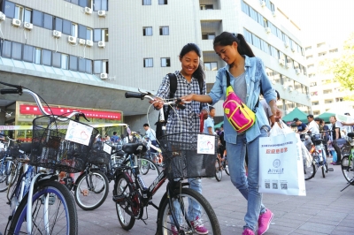 前天，兩名新生在登記后領取了自己的“愛心車”