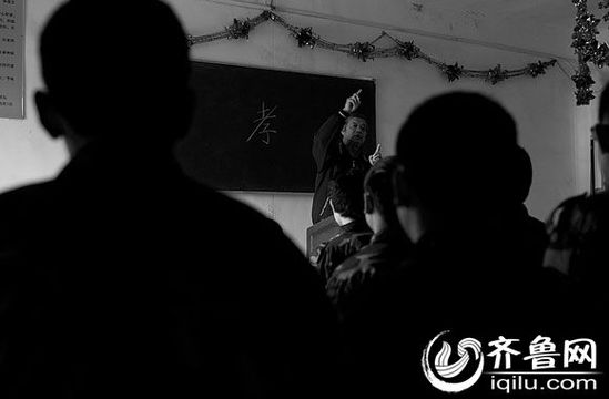 方光與其他癡迷網絡游戲的孩子一起，在重新認識“孝”的含義