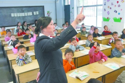 不到上小學年齡的孩子，只得在幼兒園復讀或者上“幼小銜接班”