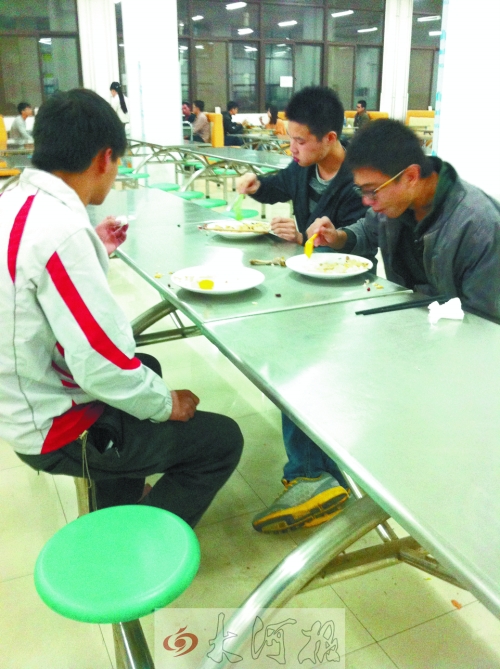 在鄭州一所高校食堂內，大多數學生都是“光盤族”