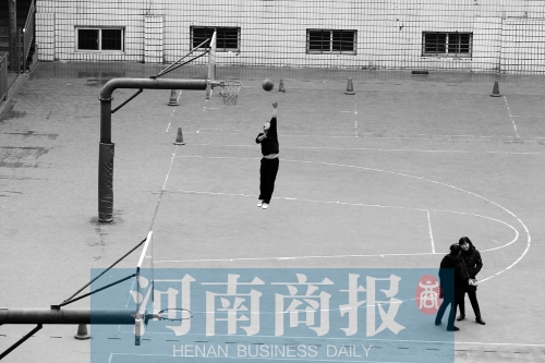 目前，鄭州市有超過(guò)30所學(xué)校對(duì)社會(huì)開(kāi)放體育設(shè)施