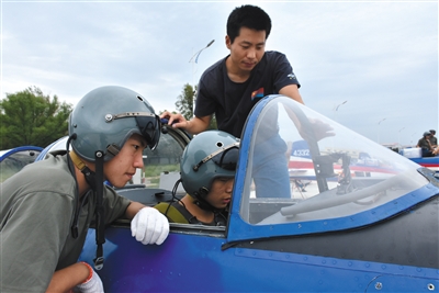 8月26日，來自吉林、湖北、山東的青少年航空學(xué)校的高中學(xué)生，進(jìn)行了首次飛行體驗活動