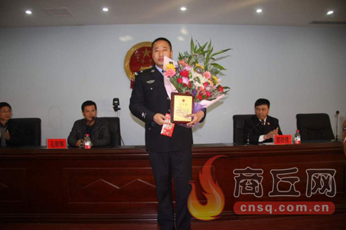 高兵雷是睢陽區(qū)檢察院一位檢察干警，在去鄭州捐獻造血干細胞時，他所在的單位為他組織了熱烈的歡送儀式