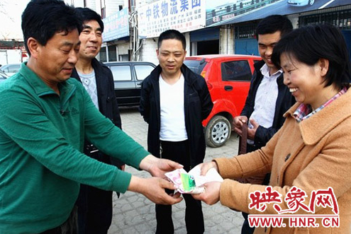 好的哥馬文學（左一）將現金及銀行卡還給失主
