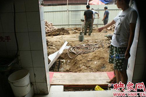 廚房后面工地施工現場