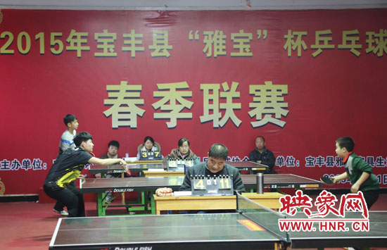 2月22日，河南省寶豐縣兩名乒乓球參賽選手在比賽中激烈角逐。
