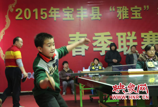2月22日，乒乓球參賽選手在河南省寶豐陽光青少年俱樂部迎新春乒乓球春季聯賽，選手在比賽中激烈角逐。