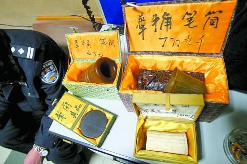 這些商品被暫扣，并根據(jù)鑒定情況對販賣者依法處罰。 記者 閆化莊 攝