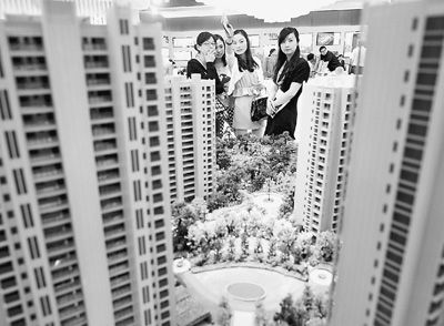 圖為近日，浙江杭州一家房產(chǎn)公司的兩位銷售人員一起向購(gòu)房者介紹樓盤。新華社記者 王定昶攝