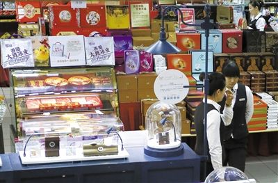 昨日，北京賽特購物中心，擺放出售的月餅禮盒，上千元的品種僅5種。新京報記者 王叔坤 攝
