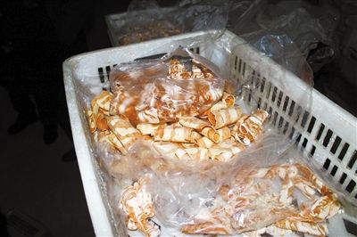 原料加工成“牛肉”產(chǎn)品批發(fā)價20多元一斤，加工成“羊肉卷”批發(fā)價為10元一斤。