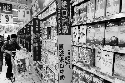 在通州某超市，進(jìn)口奶粉、純牛奶打出“原裝進(jìn)口”的招牌吸引消費(fèi)者購(gòu)買 攝/法制晚報(bào)記者 黑克