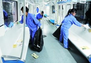座椅下、靠背上、拉環里都是小廣告。