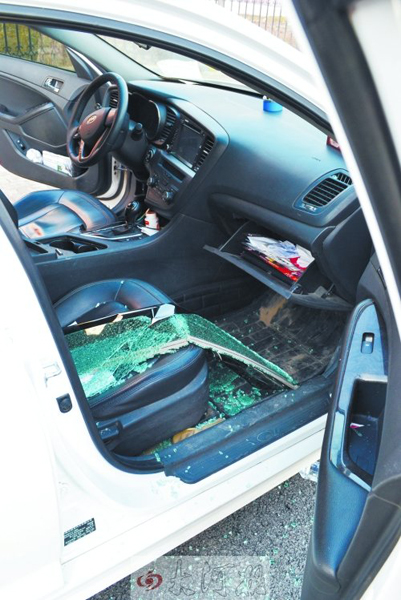 車玻璃被砸碎，車內被翻動。