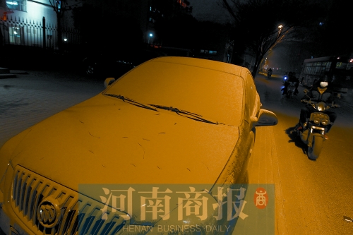 拆遷現(xiàn)場(chǎng)，途經(jīng)的汽車(chē)遭了殃，落了厚厚一層灰