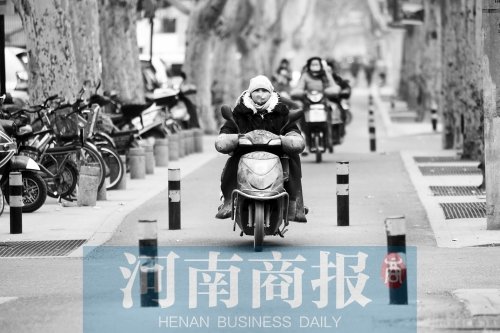 金水路防疫路附近，路樁間距很小，電動車經(jīng)過時要很小心才能避開