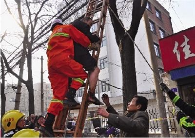老漢右腿燒傷，樹下扔了一只燒焦的鞋