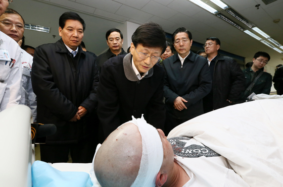 中共中央政治局委員、中央政法委書記孟建柱率工作組2日晨5時(shí)30分抵達(dá)昆明。一下飛機(jī),孟建柱就立即趕往