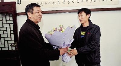 男子欲拔菜刀砍公交車長 奪刀老人是位老中醫