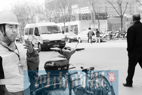  燃氣泄漏,消防員演習變實戰。而幾米外,有工作人員在抽煙