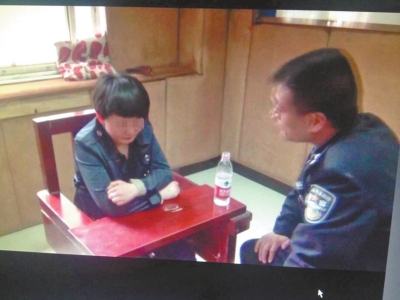 肇事司機李某歸案后，接受警方的訊問。