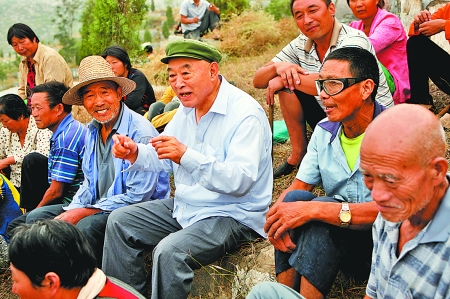 在唐莊，當地群眾每次見到吳金印總有說不完的知心話。記者 史長來 攝