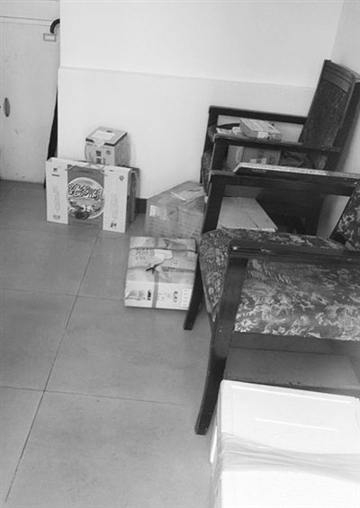 9月19日，東二環(huán)一小區(qū)的傳達室放著5、6箱禮品，小區(qū)保安稱，禮品量比以前過節(jié)時少。