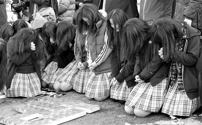 7日，韓國首爾，韓國高考舉行前，學子們跪地祈禱，希望能考個好成績。