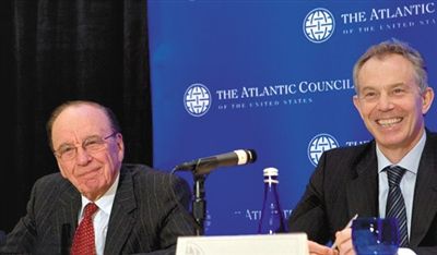 2008年，布萊爾與默多克在美國參加一國際會議。