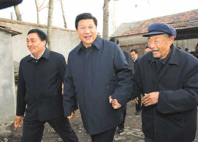 11月25日，習近平在地處沂蒙老區的臨沭縣曹莊鎮朱村，親切地拉著83歲的“老支前”王克昌的手。