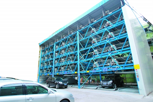 商務(wù)廳（北院）內(nèi)新建一個(gè)立體停車(chē)場(chǎng)，有68個(gè)停車(chē)位，但目前停車(chē)率不高。