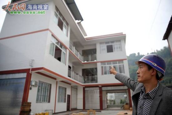 舒正山指著新房說：“我將喬遷宴席的豬肉分給村民吃，竟被大家誤傳是災(zāi)后大魚大肉。”