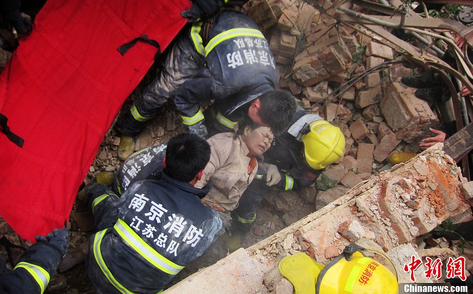 圖為南京消防隊員從廢墟中將傷者抬出。中新社發 梅亮 攝
