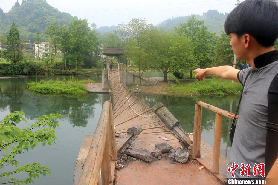 5月2日，一名目擊者正在介紹鳳凰吊橋事發情景。
