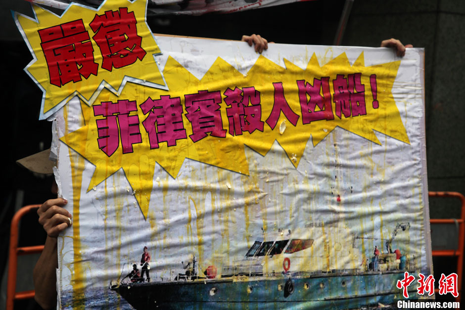 圖為一個抗議紙板蛋痕累累，持板人躲在紙板后面。中新社發 董會峰 攝