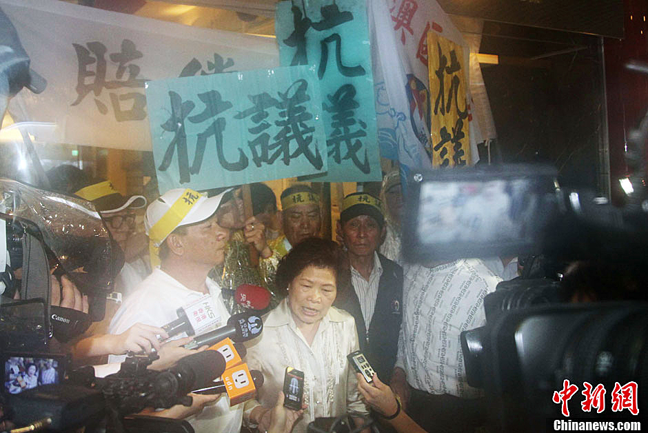 圖為死者洪石成的遺孀控訴菲相關人員暴行，呼吁菲方正式道歉。中新社發(fā) 董會峰/攝