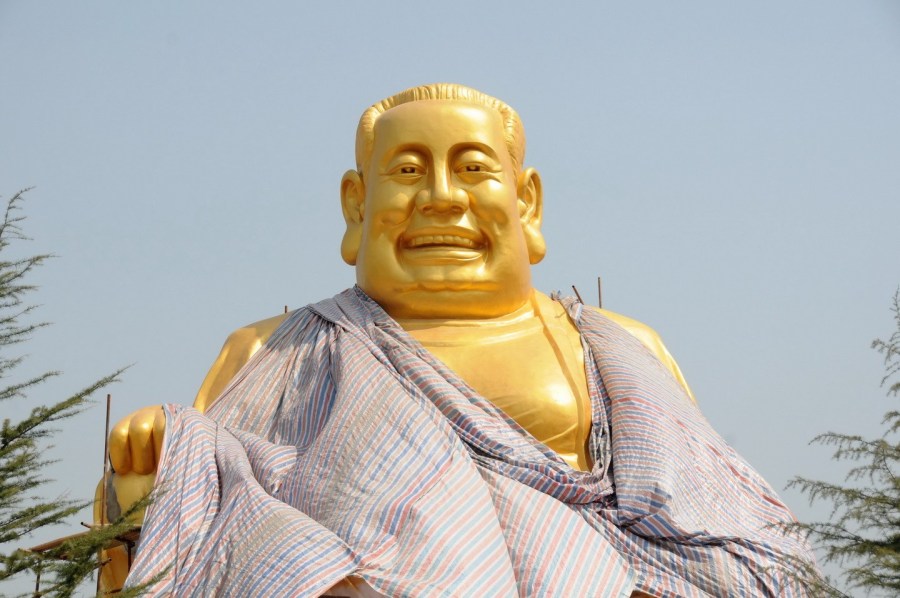 圖位此前的4月26日，“佛像”上出現帆布，最終，工作人員將帆布蓋在“佛像”頭像上。