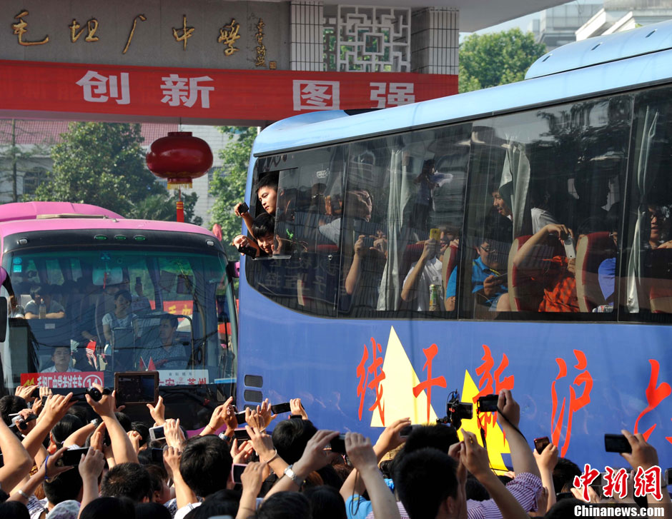 6月5日，一年一度的毛坦廠鎮(zhèn)“送考節(jié)”到來，70輛大巴車護(hù)送毛坦廠中學(xué)萬名考生安全赴考。