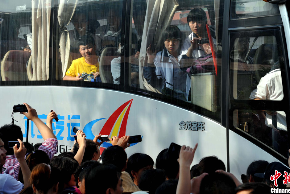 6月5日，一年一度的毛坦廠鎮(zhèn)“送考節(jié)”到來，70輛大巴車護(hù)送毛坦廠中學(xué)萬名考生安全赴考。