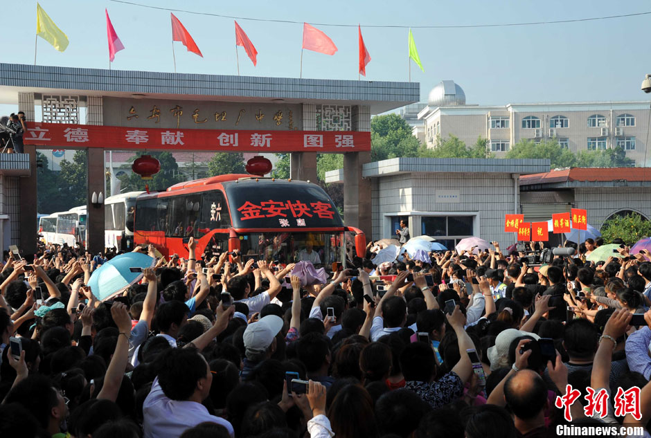 6月5日，一年一度的毛坦廠鎮(zhèn)“送考節(jié)”到來，70輛大巴車護(hù)送毛坦廠中學(xué)萬名考生安全赴考。