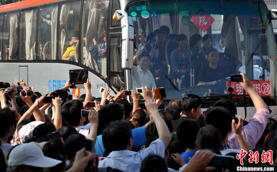 6月5日，一年一度的毛坦廠鎮(zhèn)“送考節(jié)”到來，70輛大巴車護(hù)送毛坦廠中學(xué)萬名考生安全赴考