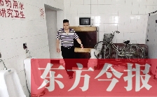 男廁中擺放的電視機(jī)、柜子、自行車等物品