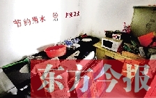廁所進(jìn)門中廳，擺放著灶臺(tái)、餐桌、床鋪等，乍一看像個(gè)客廳