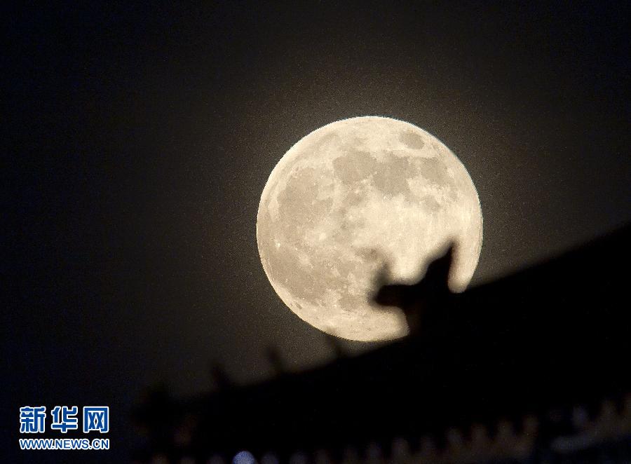 6月23日晚，在北京故宮角樓附近拍攝的圓月。