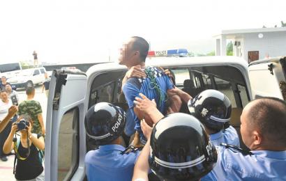 6月19日，安岳縣看守所，押赴刑場(chǎng)的一刻，劉明（化名）跳起來(lái)托付親友照顧好父母。吳小川 攝