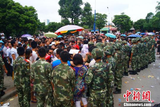 7月9日，聚集在中國人民銀行北海市中心支行的外地民眾越來越多，當(dāng)?shù)毓俜讲坏貌怀鰟?dòng)大批邊防、武警前往維