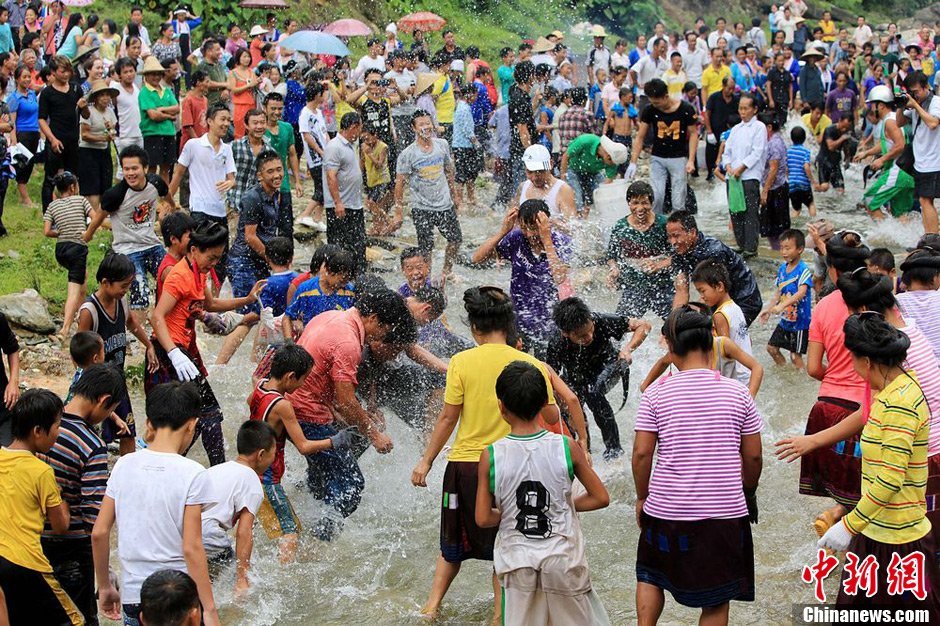 圖為7月9日，村民在小河里摸魚搶魚。譚凱興 攝