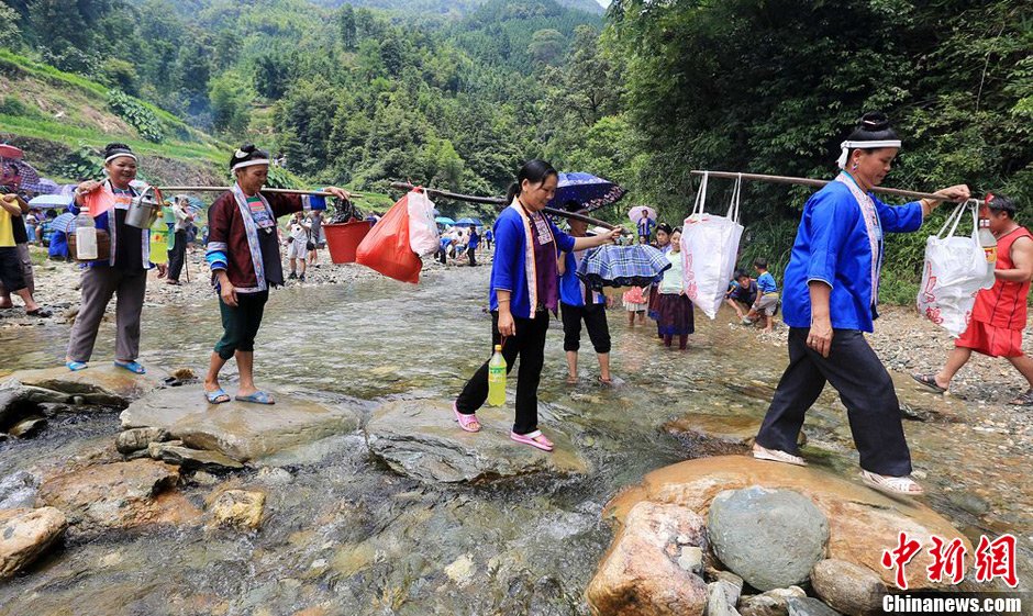 7月9日，一年一度的鬧魚節在廣西融水苗族自治縣白云鄉保江村舉行，附近村屯的居民前往集會地參加節日活動