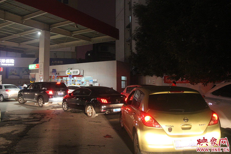 加油站內，車主們正在正待為愛車加油